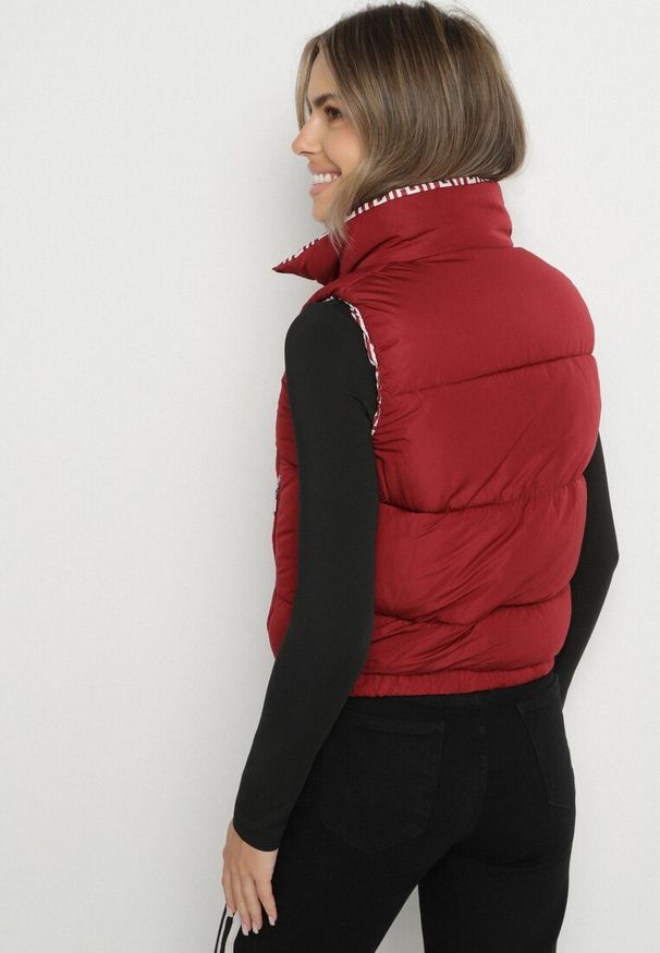 Born2be - Bordowa Pikowana Kamizelka z Ozdobną Podszewką Olianela. Okazja: na co dzień, na spacer. Kolor: czerwony. Materiał: jeans. Wzór: aplikacja. Styl: elegancki, casual