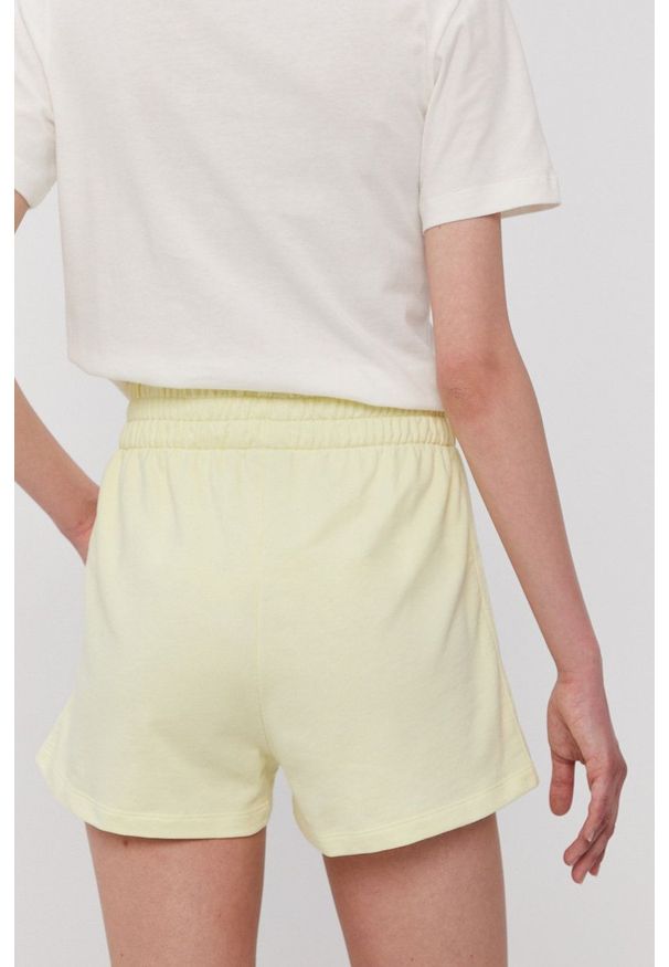 adidas Originals Szorty H56439 damskie kolor żółty gładkie high waist. Okazja: na co dzień. Stan: podwyższony. Kolor: żółty. Materiał: dzianina. Wzór: gładki. Styl: casual