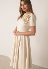 Born2be - Beżowa Elegancka Rozkloszowana Sukienka z Kwiatem 3D Eugorus. Kolor: beżowy. Wzór: kwiaty. Styl: elegancki #8