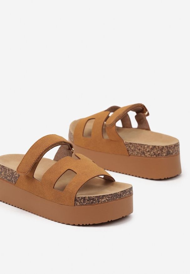Renee - Brązowe Klapki na Platformie Ozdobione Wycięciami Velvesia. Okazja: na co dzień. Kolor: brązowy. Materiał: jeans. Wzór: aplikacja. Sezon: lato, wiosna. Obcas: na platformie. Styl: elegancki, casual
