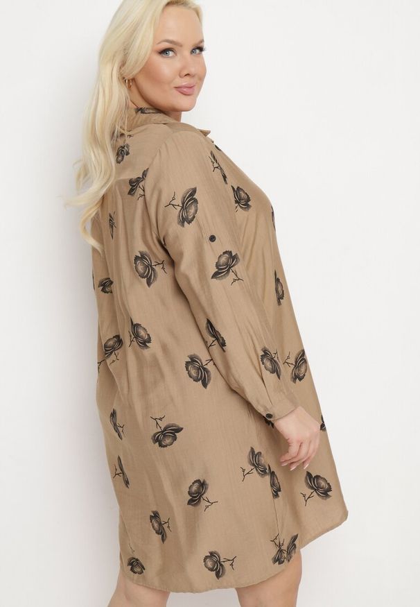Born2be - Ciemnobeżowa Koszulowa Sukienka z Guzikami i Regulowanymi Rękawami Xatella. Kolekcja: plus size. Kolor: beżowy. Wzór: kwiaty. Typ sukienki: koszulowe