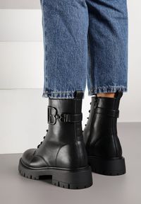 Renee - Czarne Botki Typu Workery Zdobione Aplikacją przy Cholewce Nalarelle. Okazja: na co dzień. Kolor: czarny. Materiał: jeans, skóra, dzianina. Szerokość cholewki: normalna. Wzór: aplikacja. Styl: casual, elegancki