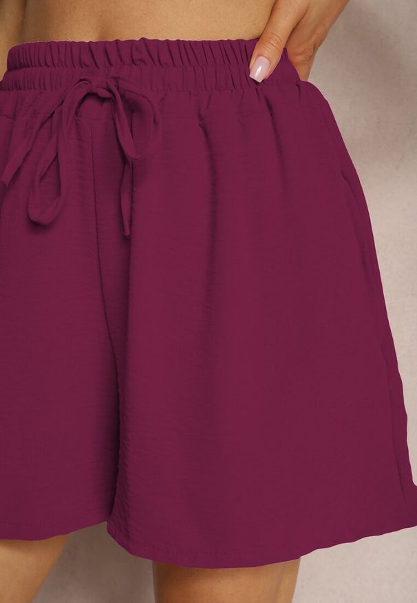 Renee - Ciemnofioletowe Szorty o Luźnym Kroju High Waist z Gumką w Talii Vimallora. Okazja: na imprezę. Stan: podwyższony. Kolor: fioletowy. Sezon: lato. Styl: elegancki