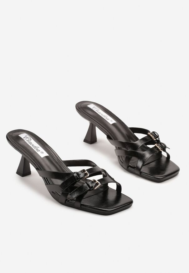 Renee - Czarne Klapki na Kaczuszce z Paskami i Klamrą Nilsedi. Okazja: na co dzień, na imprezę. Kolor: czarny. Materiał: jeans. Sezon: lato. Obcas: na szpilce. Styl: elegancki, casual. Wysokość obcasa: średni