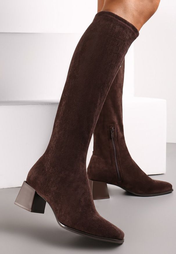 Renee - Brązowe Kozaki na Słupku z Imitacji Zamszu Haziela. Okazja: na co dzień. Kolor: brązowy. Materiał: zamsz. Wzór: aplikacja. Obcas: na słupku. Styl: casual, elegancki, klasyczny. Wysokość obcasa: średni