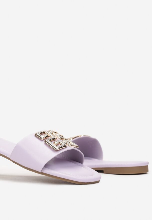 Renee - Fioletowe Klapki z Metalową Ozdobą z Cyrkoniami Helenthea. Kolor: fioletowy. Wzór: aplikacja. Styl: elegancki
