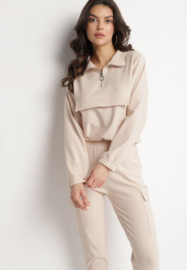 Born2be - Beżowy Komplet Dresowy Bluza przez Głowę i Spodnie Typu Cargo Taiviana. Kolor: beżowy. Materiał: dresówka