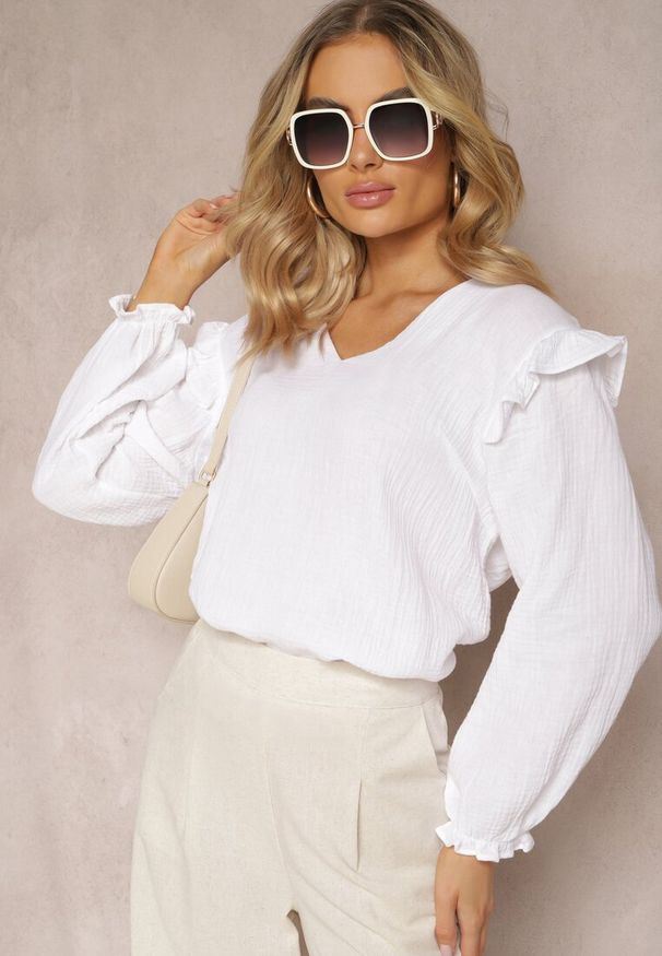 Renee - Biała Bawełniana Bluzka z Trójkątnym Dekoltem i Ozdobną Falbanką Redsta. Kolor: biały. Materiał: bawełna. Styl: elegancki