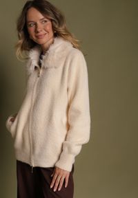 Born2be - Beżowy Kardigan z Wełną z Futrzanym Kołnierzem Zapinany na Suwak Sistte. Okazja: na co dzień. Kolor: beżowy. Materiał: wełna, futro. Długość rękawa: długi rękaw. Długość: długie. Styl: casual #6