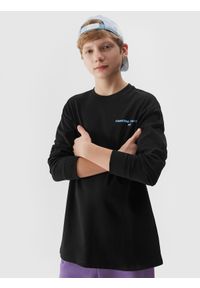 4f - Longsleeve z nadrukiem chłopięcy - głęboka czerń. Okazja: na co dzień. Kolor: czarny. Materiał: jersey, dzianina, bawełna. Długość rękawa: długi rękaw. Długość: długie. Wzór: nadruk. Styl: sportowy, casual