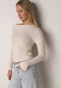 Born2be - Beżowa Bluzka z Bawełną i Wiskozą Ozdobiona Marszczeniem Alexareo. Kolor: beżowy. Materiał: wiskoza, bawełna. Wzór: aplikacja #5