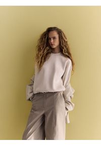 Reserved - Bluza z haftem - beżowy. Kolor: beżowy. Materiał: dzianina, bawełna. Wzór: haft #1