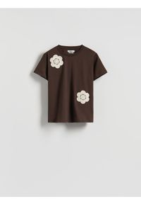 Reserved - T-shirt z szydełkowaną aplikacją - brązowy. Kolor: brązowy. Materiał: bawełna. Wzór: aplikacja