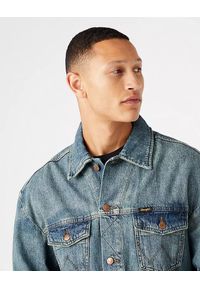 Wrangler - WRANGLER ANTI FIT JACKET MĘSKA KURTKA JEANSOWA GRASS ROOTS W459Y131C. Materiał: jeans