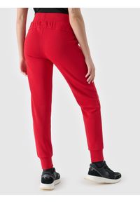 4f - Spodnie dresowe joggery damskie - czerwone. Kolor: czerwony. Materiał: dresówka. Wzór: ze splotem, gładki
