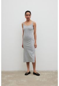 Marsala - Sukienka na ramiączkach z prążkowanej dzianiny w kolorze GREY MELNAGE- CARMEN-XS/S. Typ kołnierza: typu carmen. Materiał: dzianina, prążkowany. Długość rękawa: na ramiączkach. Wzór: melanż. Długość: midi