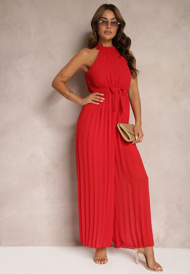 Renee - Czerwony Kombinezon z Dekoltem Typu Halter i Gumką w Talii Zolefia. Kolor: czerwony. Długość: długie. Styl: elegancki