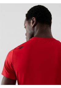 4f - Koszulka treningowa regular szybkoschnąca męska - czerwona. Kolor: czerwony. Materiał: syntetyk, elastan, materiał, włókno, dzianina. Długość rękawa: krótki rękaw. Długość: krótkie. Wzór: ze splotem, jednolity, gładki. Sport: fitness