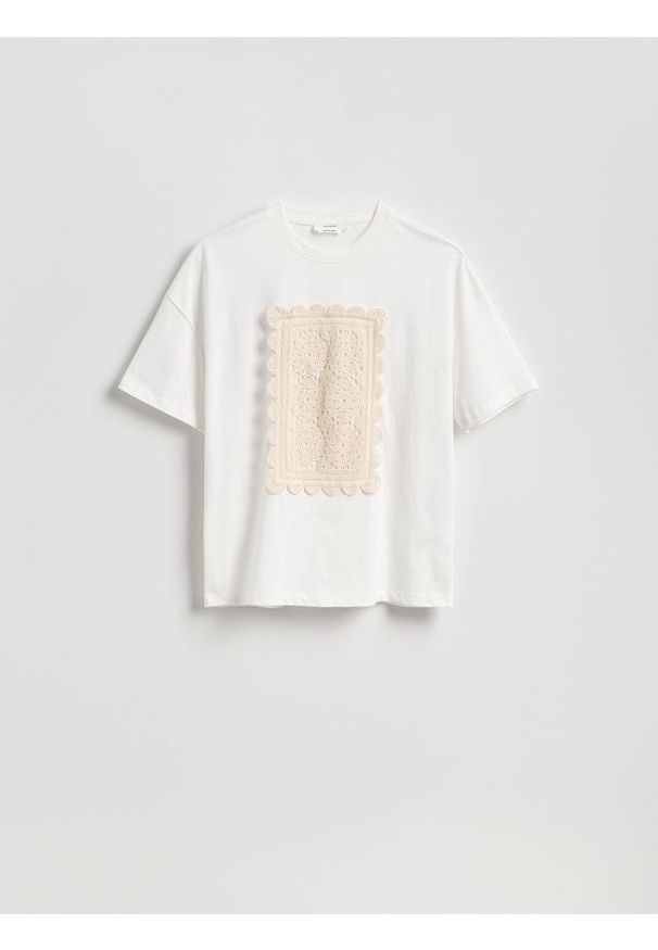 Reserved - T-shirt z haftowaną aplikacją - złamana biel. Materiał: bawełna. Wzór: haft, aplikacja