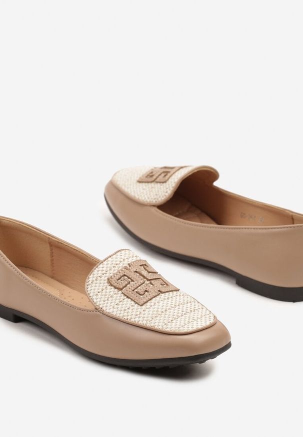 Renee - Ciemnobeżowe Mokasyny z Tweedowymi Wstawkami i Geometryczną Aplikacją Teliviela. Kolor: beżowy. Materiał: jeans. Wzór: geometria, aplikacja. Obcas: na obcasie. Styl: elegancki, klasyczny. Wysokość obcasa: niski