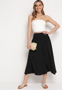 Born2be - Czarne Spodnie Szerokie o Długości 3/4 z Gumką w Pasie Marinesta. Kolor: czarny. Materiał: materiał, tkanina. Sezon: wiosna, lato #7