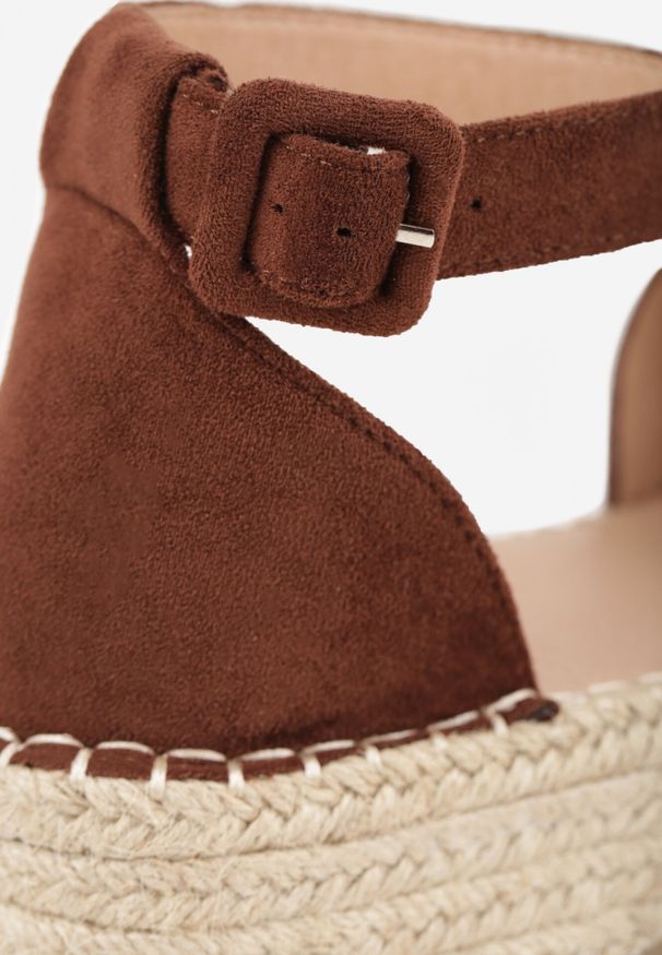 Born2be - Ciemnobrązowe Sandały VICES na Plecionym Koturnie Ozdobione Wycięciami Cirilea. Okazja: na co dzień, na spacer. Zapięcie: sprzączka. Kolor: brązowy. Wzór: aplikacja. Sezon: lato. Obcas: na koturnie. Styl: casual, klasyczny, elegancki