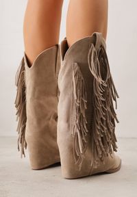 Renee - Ciemnobeżowe Botki Kowbojki na Słupku Ozdobione Frędzlami i Wywiniętą Cholewką Aedime. Okazja: na co dzień. Kolor: beżowy. Szerokość cholewki: normalna. Wzór: aplikacja. Obcas: na słupku. Styl: casual #7