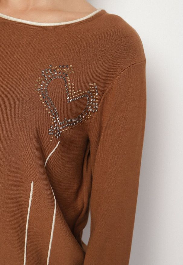 Born2be - Brązowy Sweter Ozdobiony Sercami z Cyrkonii Unaressa. Okazja: na co dzień. Kolor: brązowy. Materiał: jeans. Wzór: aplikacja. Styl: elegancki, casual
