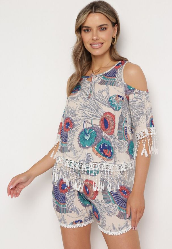Born2be - Jasnobeżowy Komplet Ozdobiony Frędzlami w Abstrakcyjny Wzór Koszulka z Wycięciami na Ramionach i Szorty Setella. Kolor: beżowy. Wzór: aplikacja