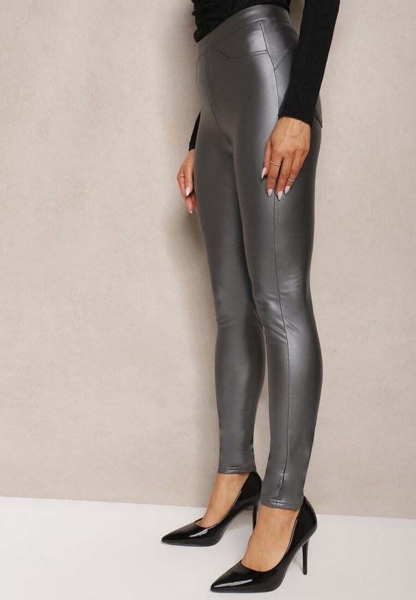 Renee - Szare Legginsy z Imitacji Skóry High Waist Noriel. Okazja: na co dzień. Stan: podwyższony. Kolor: szary. Materiał: skóra. Wzór: aplikacja. Sezon: zima. Styl: casual