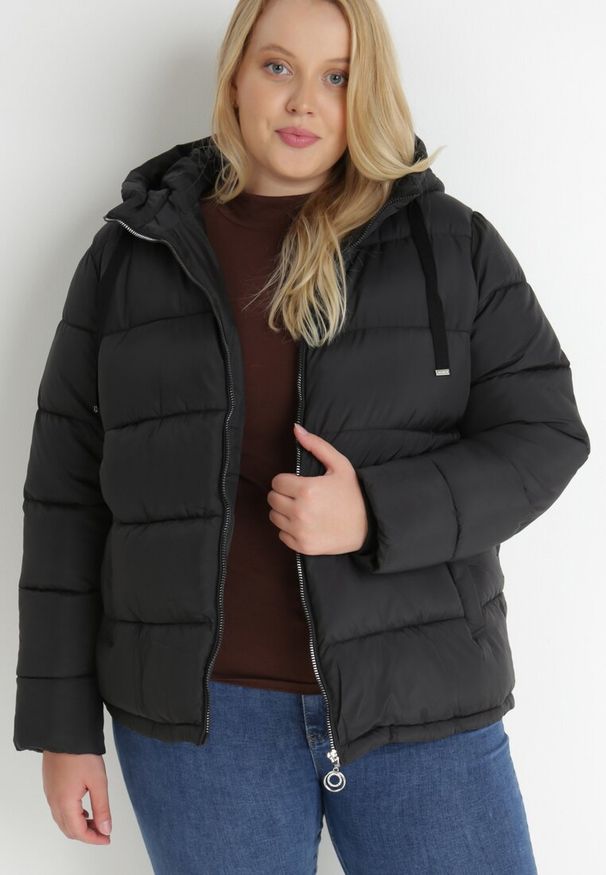Born2be - Czarna Kurtka z Kapturem Pikowana Bauwens. Okazja: na co dzień. Typ kołnierza: kaptur. Kolekcja: plus size. Kolor: czarny. Długość: długie. Wzór: aplikacja. Materiał: jeans, materiał, futro. Długość rękawa: długi rękaw. Sezon: jesień, zima. Styl: casual