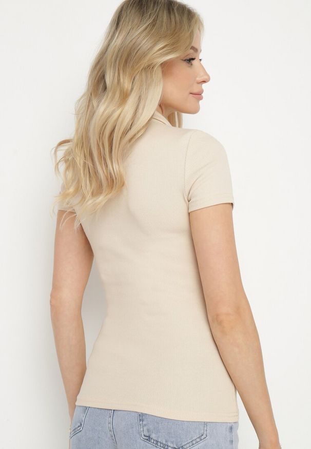 Born2be - Beżowy Bawełniany T-shirt Prążkowany Typu Polo z Guzikami Avelavia. Okazja: na co dzień. Typ kołnierza: polo. Kolor: beżowy. Materiał: bawełna, prążkowany. Styl: klasyczny, casual