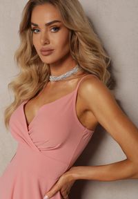 Renee - Ciemnoróżowa Elegancka Sukienka o Rozkloszowanym Kroju z Rozcięciem na Ramiączkach z Kopertowym Dekoltem Winelia. Typ kołnierza: dekolt kopertowy. Kolor: różowy. Długość rękawa: na ramiączkach. Typ sukienki: kopertowe. Styl: elegancki