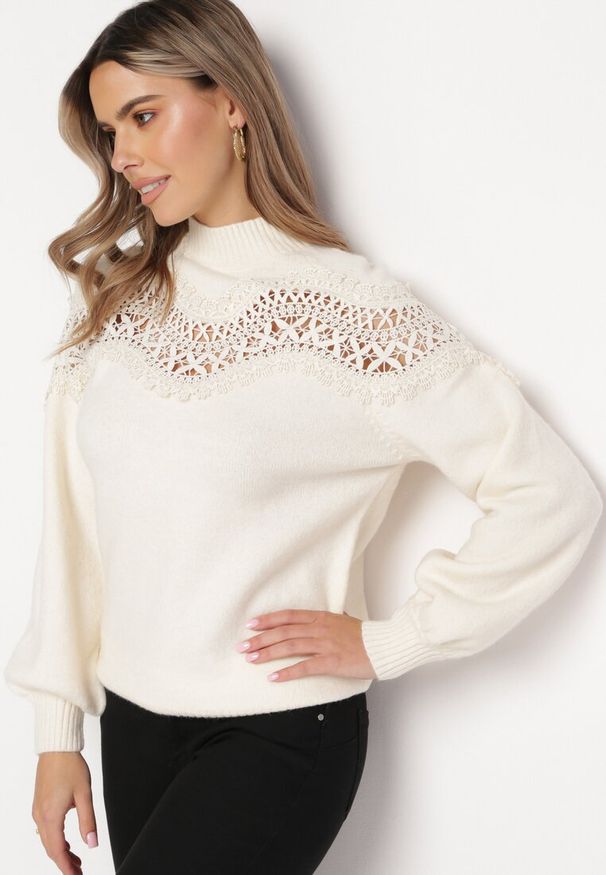 Born2be - Jasnobeżowy Sweter Dzianinowy z Koronką Amaleth. Kolor: beżowy. Materiał: koronka, dzianina. Długość: długie. Wzór: koronka