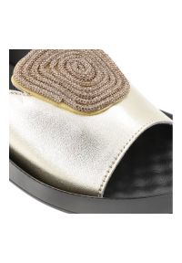 Złote Klapki S.Barski Wsuwane Obuwie Damskie. Okazja: na co dzień. Kolor: złoty. Wzór: aplikacja. Sezon: lato. Obcas: na koturnie. Styl: casual, elegancki #4