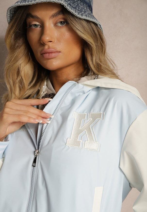 Renee - Niebieska Kurtka w Stylu Bomberki z Kapturem i Paskami Mevalyn. Typ kołnierza: kaptur. Kolor: niebieski. Materiał: jeans. Styl: sportowy, klasyczny, elegancki