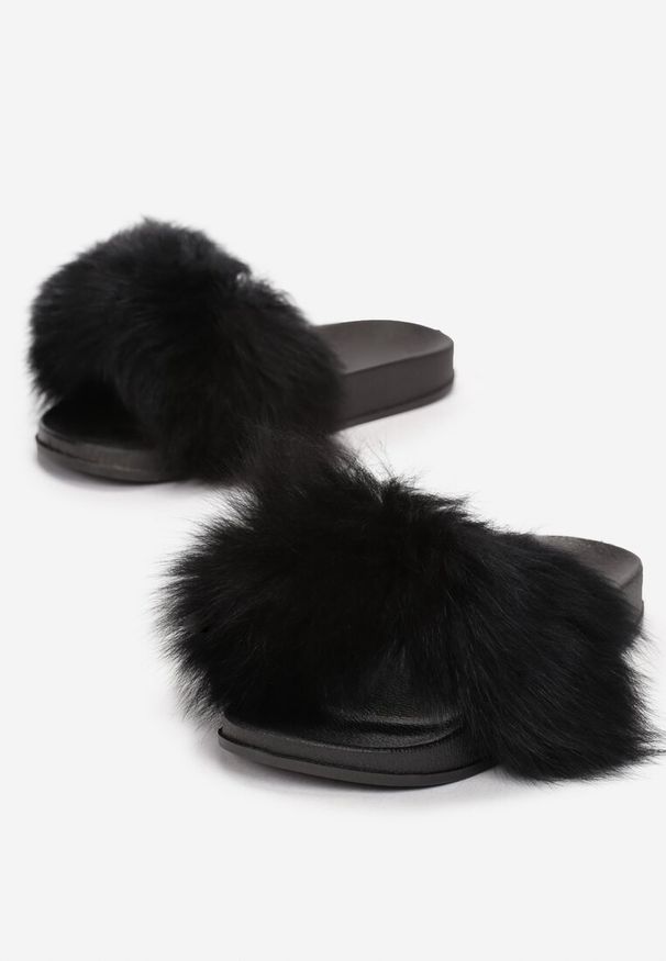 Renee - Czarne Klapki z Futrem Turtlefeather. Zapięcie: bez zapięcia. Kolor: czarny. Materiał: futro. Wzór: aplikacja