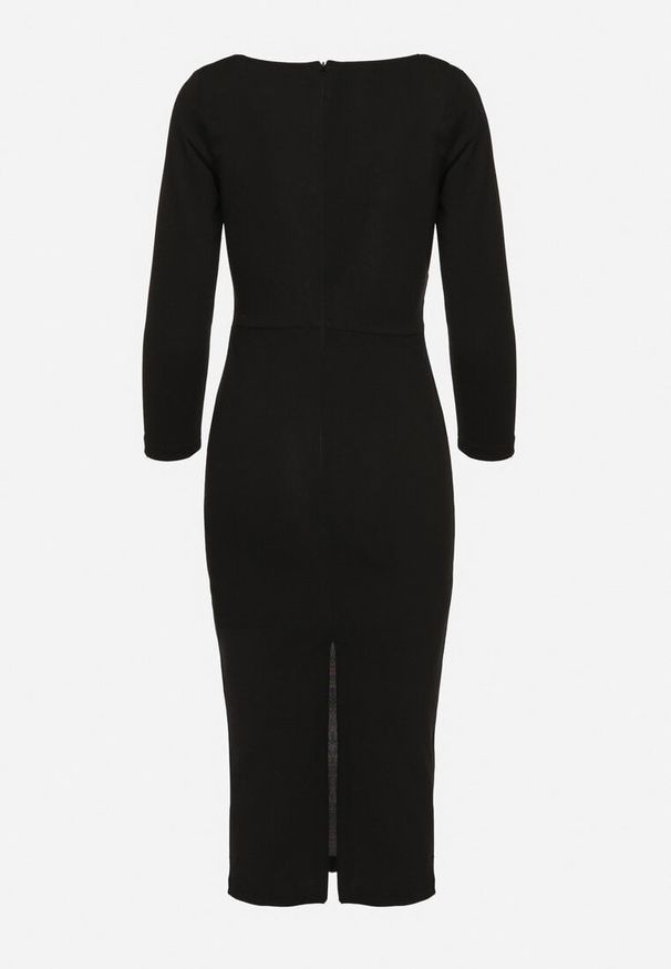 Born2be - Czarna Sukienka Ozdobiona Asymetrycznym Dekoltem Silfedi. Okazja: na co dzień. Kolor: czarny. Materiał: jeans. Wzór: aplikacja. Typ sukienki: asymetryczne. Styl: klasyczny, casual, elegancki