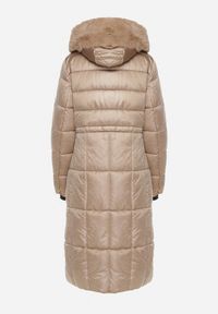 Born2be - Ciemnobeżowa Pikowana Kurtka z Kapturem z Futerkiem z Możliwością Odpięcia Ściągana w Talii Ravanna. Okazja: na co dzień. Typ kołnierza: kaptur. Kolor: beżowy. Materiał: futro. Styl: casual, elegancki #6