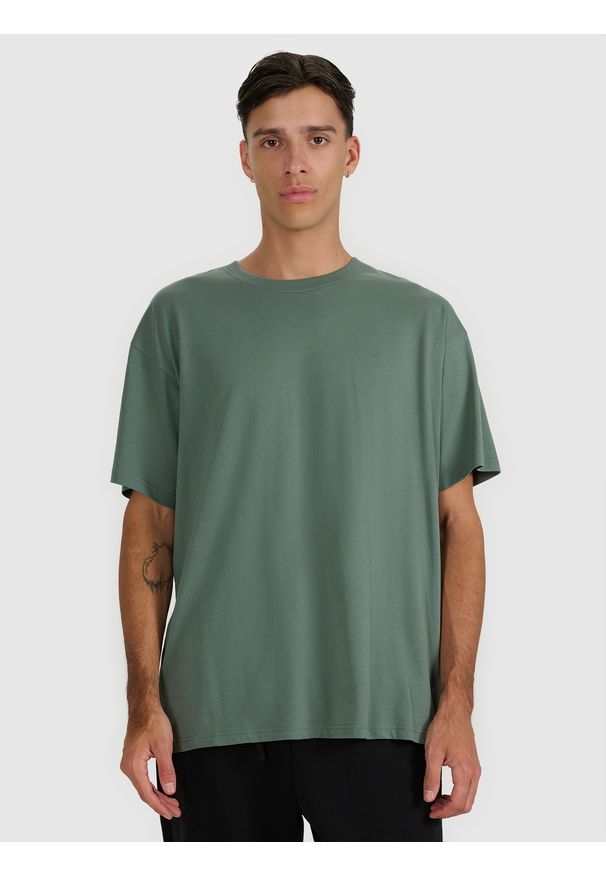 4f - 4F T-shirt oversize z nadrukiem męski - oliwkowy/khaki L. Okazja: na co dzień. Kolor: oliwkowy, brązowy, wielokolorowy. Materiał: bawełna. Długość: długie. Wzór: nadruk. Styl: casual