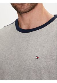 TOMMY HILFIGER - Tommy Hilfiger T-Shirt UM0UM00562 Szary Regular Fit. Kolor: szary. Materiał: bawełna