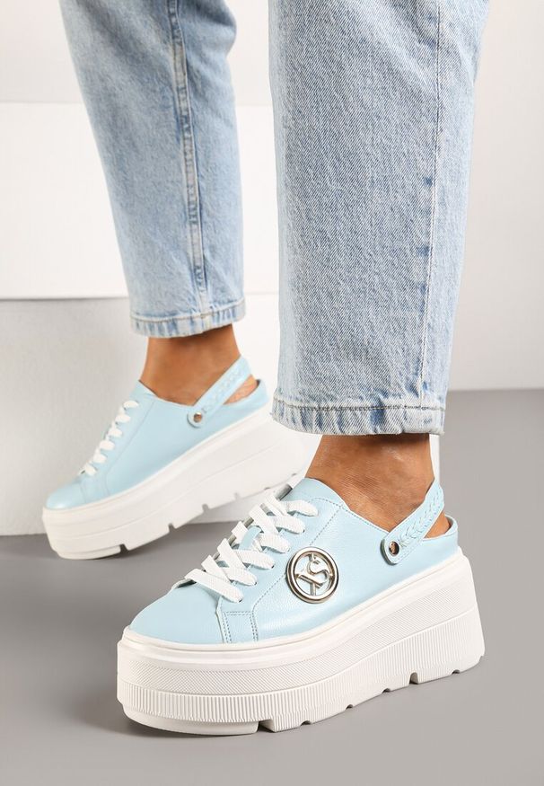 Born2be - Niebieskie Sneakersy Vices na Grubej Tłoczonej Podeszwie z Paskiem na Pięcie i Metaliczną Ozdobą Zenfedi. Okazja: na co dzień. Zapięcie: pasek. Kolor: niebieski. Materiał: jeans. Szerokość cholewki: normalna. Wzór: aplikacja