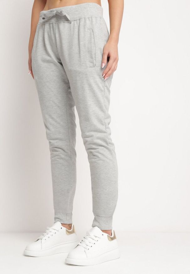 Born2be - Jasnoszare Spodnie Dresowe z Gumką w pasie i Troczkiem Halemia. Okazja: na co dzień. Kolor: szary. Materiał: dresówka. Długość: długie. Styl: casual, sportowy, elegancki