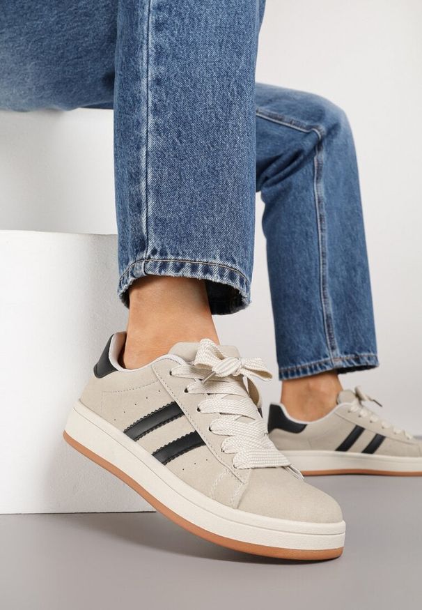 Born2be - Beżowo-Czarne Sneakersy z Ozdobnymi Paskami Rilanira. Okazja: na co dzień. Zapięcie: pasek. Kolor: beżowy. Materiał: jeans. Wzór: paski