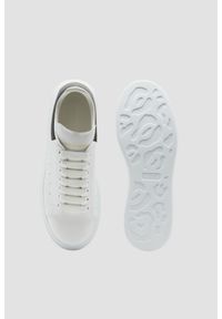 Alexander McQueen - ALEXANDER MCQUEEN Białe sneakersy LARRY. Kolor: biały