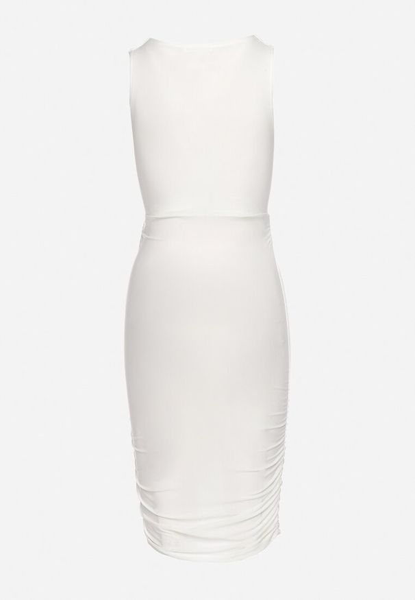 Born2be - Biała Dopasowana Sukienka z Marszczeniem i Wycięciem w Talii Inesvesa. Okazja: na spotkanie biznesowe. Typ kołnierza: dekolt w kształcie V. Kolor: biały. Materiał: jeans, materiał. Styl: biznesowy, elegancki