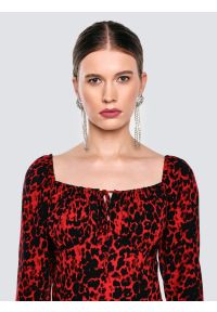 Big-Star - Sukienka damska midi z wiskozy z nadrukiem czerwono-czarna Kiara 603. Okazja: na co dzień. Typ kołnierza: dekolt kwadratowy. Kolor: czerwony. Materiał: wiskoza. Długość rękawa: długi rękaw. Wzór: nadruk. Styl: casual. Długość: midi #4