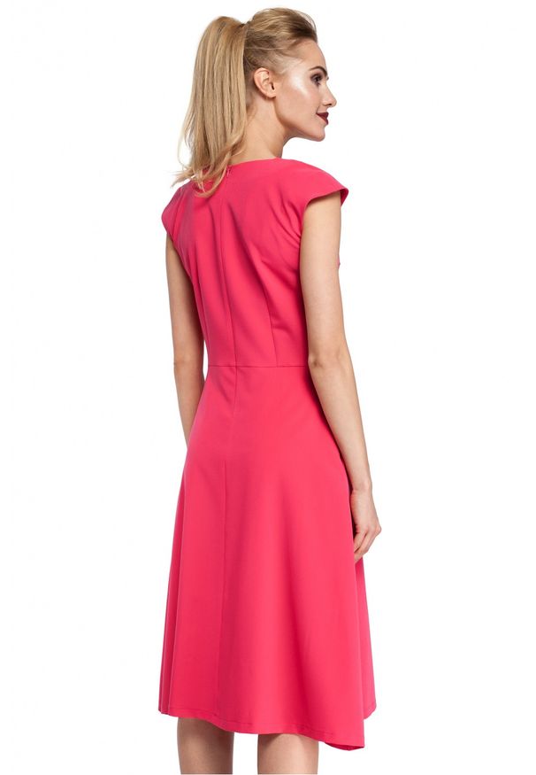 Sukienki.shop - Elegancka sukienka trapezowa z kontrafałdą wizytowa różowa. Okazja: na ślub cywilny, na komunię, na imprezę, na randkę, na wesele. Kolor: różowy, niebieski. Materiał: jeans, materiał, elastan. Długość rękawa: krótki rękaw. Wzór: gładki. Typ sukienki: trapezowe. Styl: wizytowy, elegancki