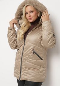 Born2be - Ciemnobeżowa Kurtka Lekko Pikowana z Odpinanym Kapturem i Futerkiem Fioritta. Kolekcja: plus size. Kolor: beżowy. Materiał: futro. Sezon: zima