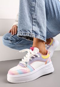 Renee - Biało-Fioletowe Sznurowane Sneakersy na Platformie z Metalicznymi Wstawkami Arileva. Kolor: biały. Materiał: jeans. Obcas: na platformie #1